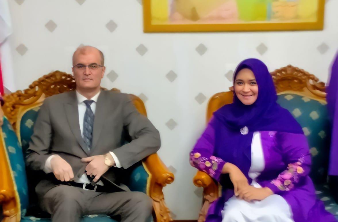 The Chairwoman of Wanita Muslimah Indonesia (WMI) together with the Ambassador of the Syrian Arab Republic, H.E. Abdul Mun'im Annan