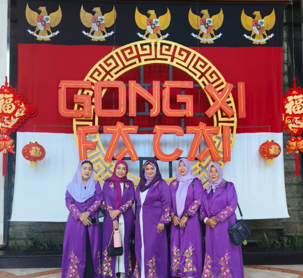 The Chairwoman of WMI with Mrs. Khofifah Indar Parawansa , Governor of East Java