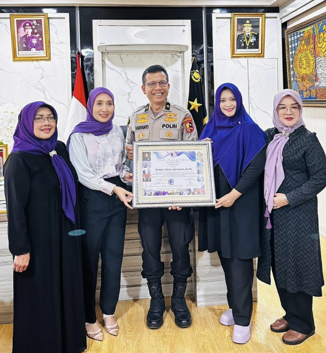 The Deputy Speaker of the House of Representatives of the Republic of Indonesia Receiving an Award